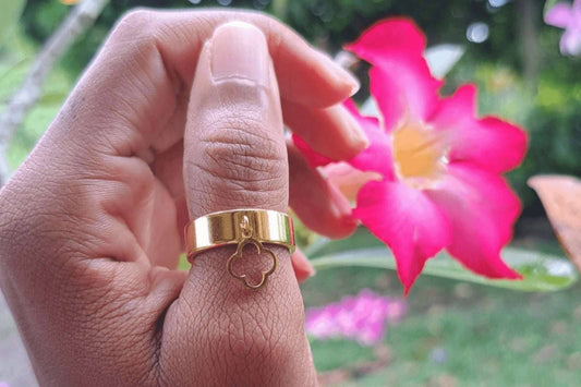 BAGUE OUVERTE TRÈFLE ACIER INOXYDABLE DORÉ - MY SWIMWEAR'S SHOP