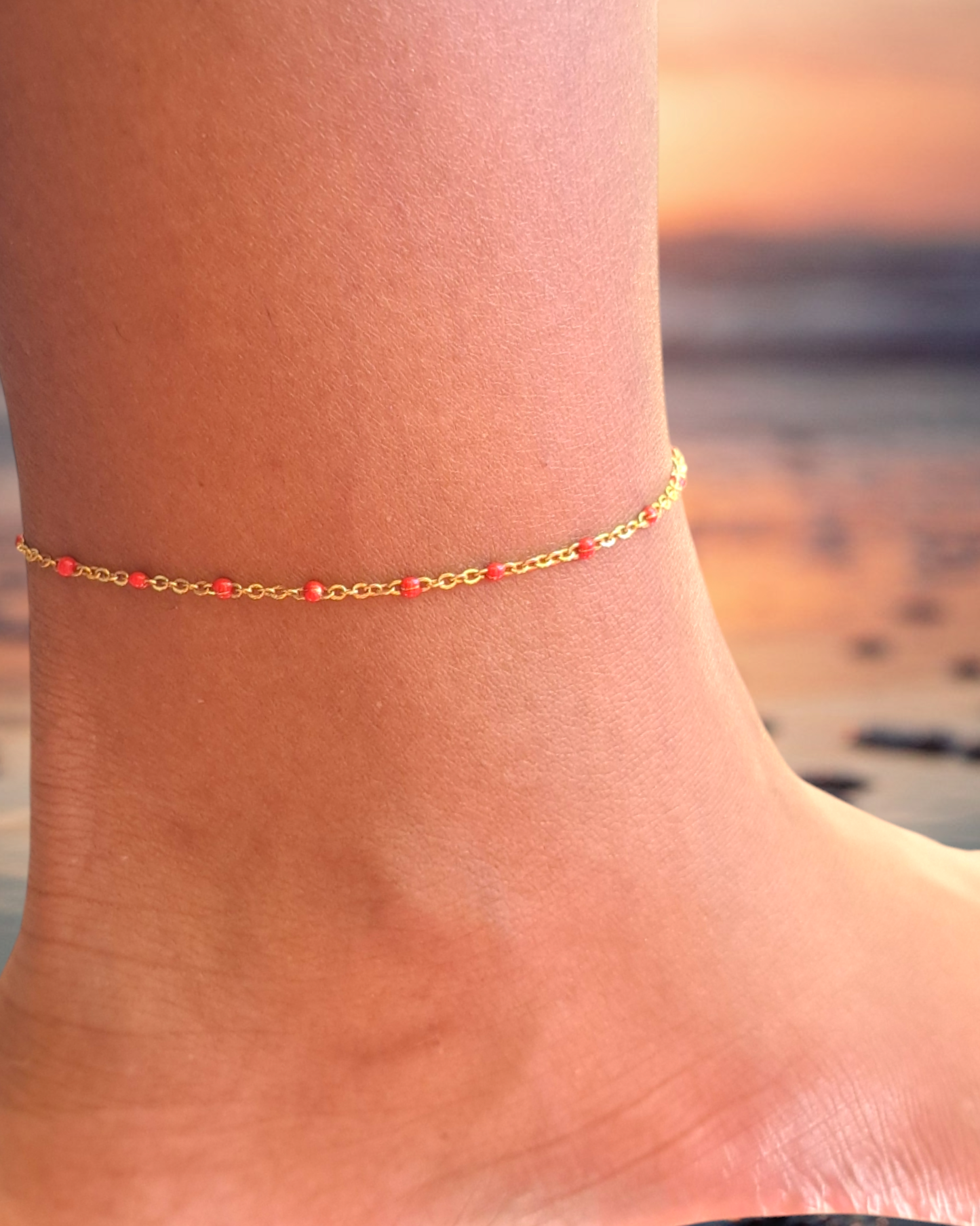 chaine de cheville en acier inoxydable doré et perles epoxy rouge