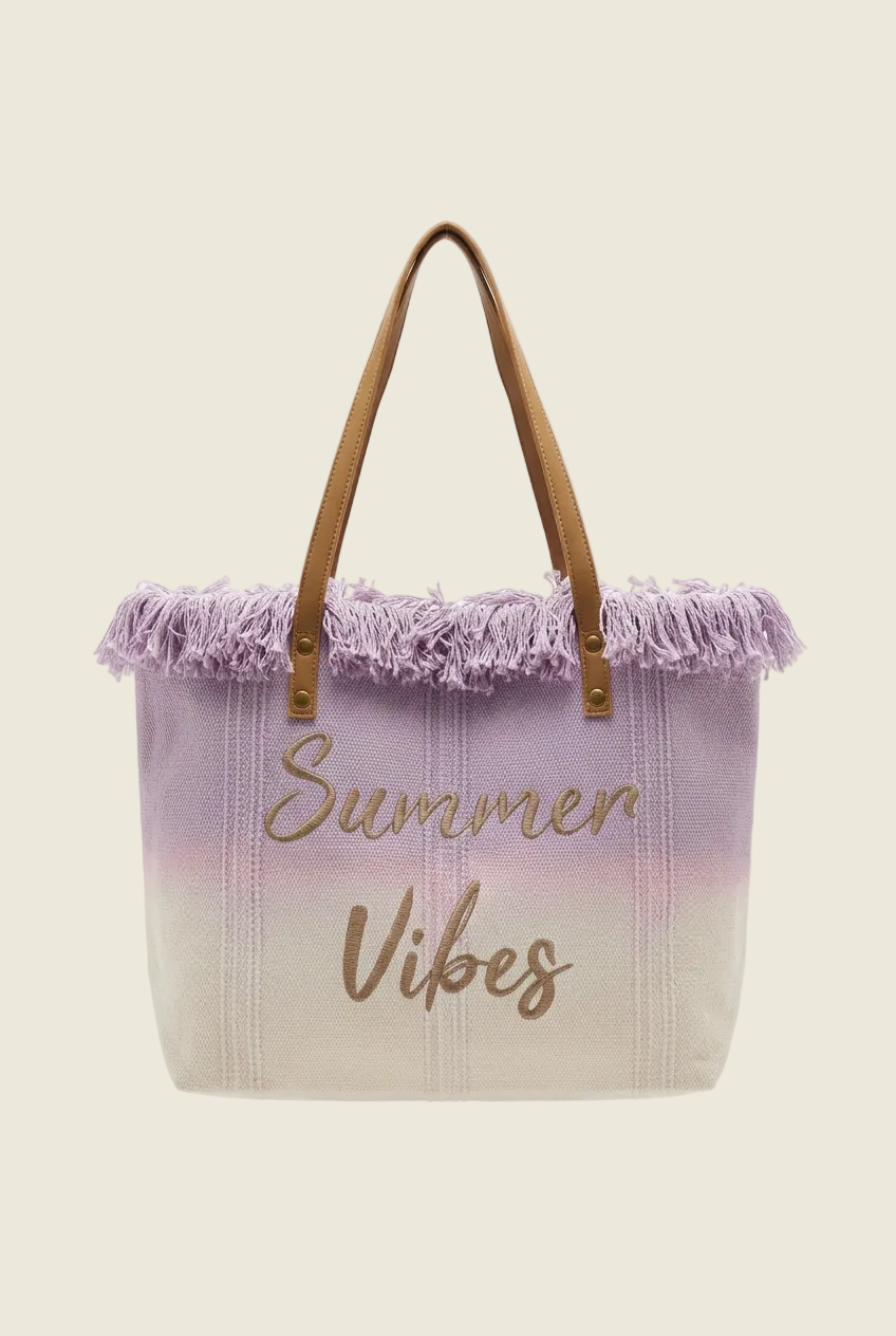 Sac cabas Summer Vibes lilas et écru à franges et anses beiges, vu de face sur fond écru