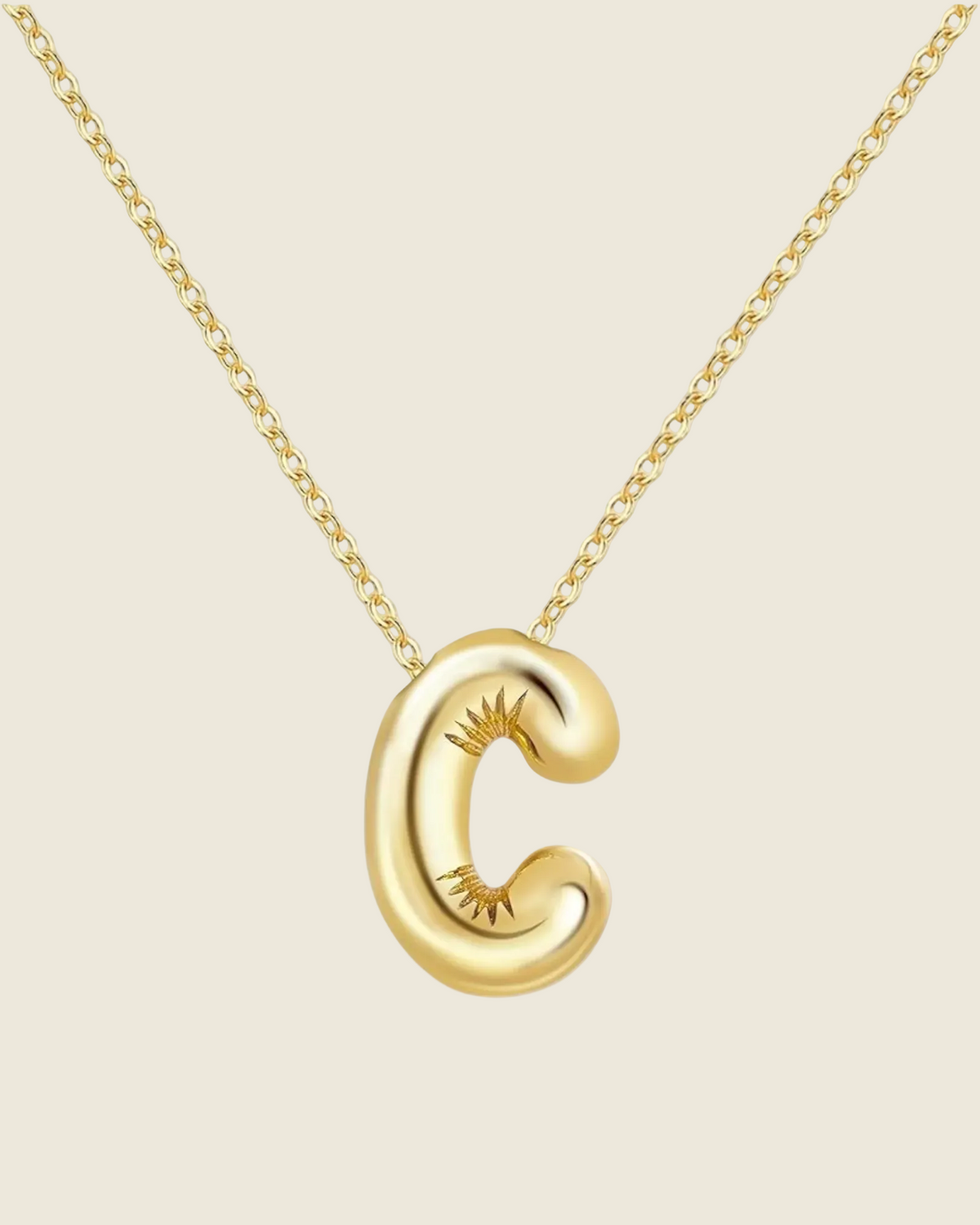 Collier doré à chaîne fine avec pendentif lettre C bombé