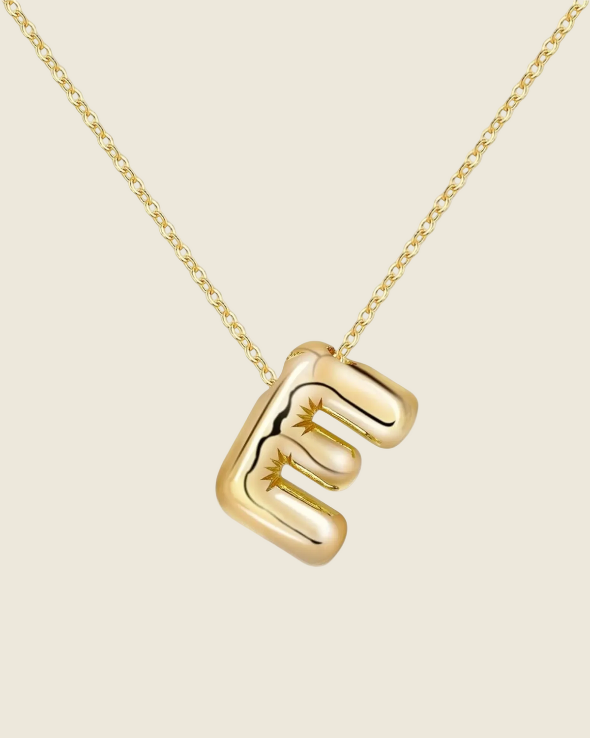 Collier doré à chaîne fine avec pendentif lettre E bombé
