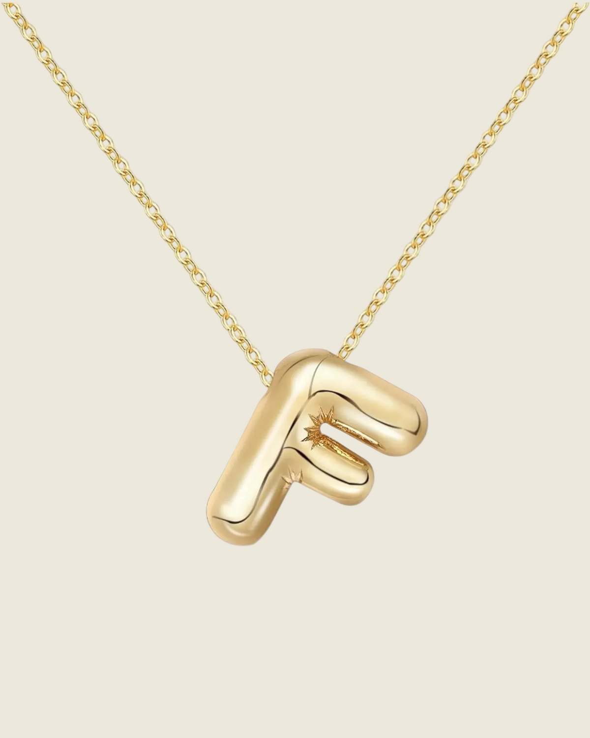 Collier doré à chaîne fine avec pendentif lettre F bombé