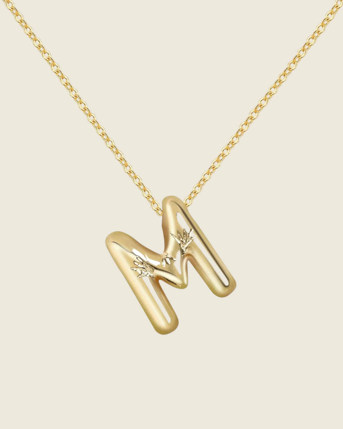 Collier doré à chaîne fine avec pendentif lettre HMbombé