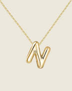 Collier doré à chaîne fine avec pendentif lettre N bombé