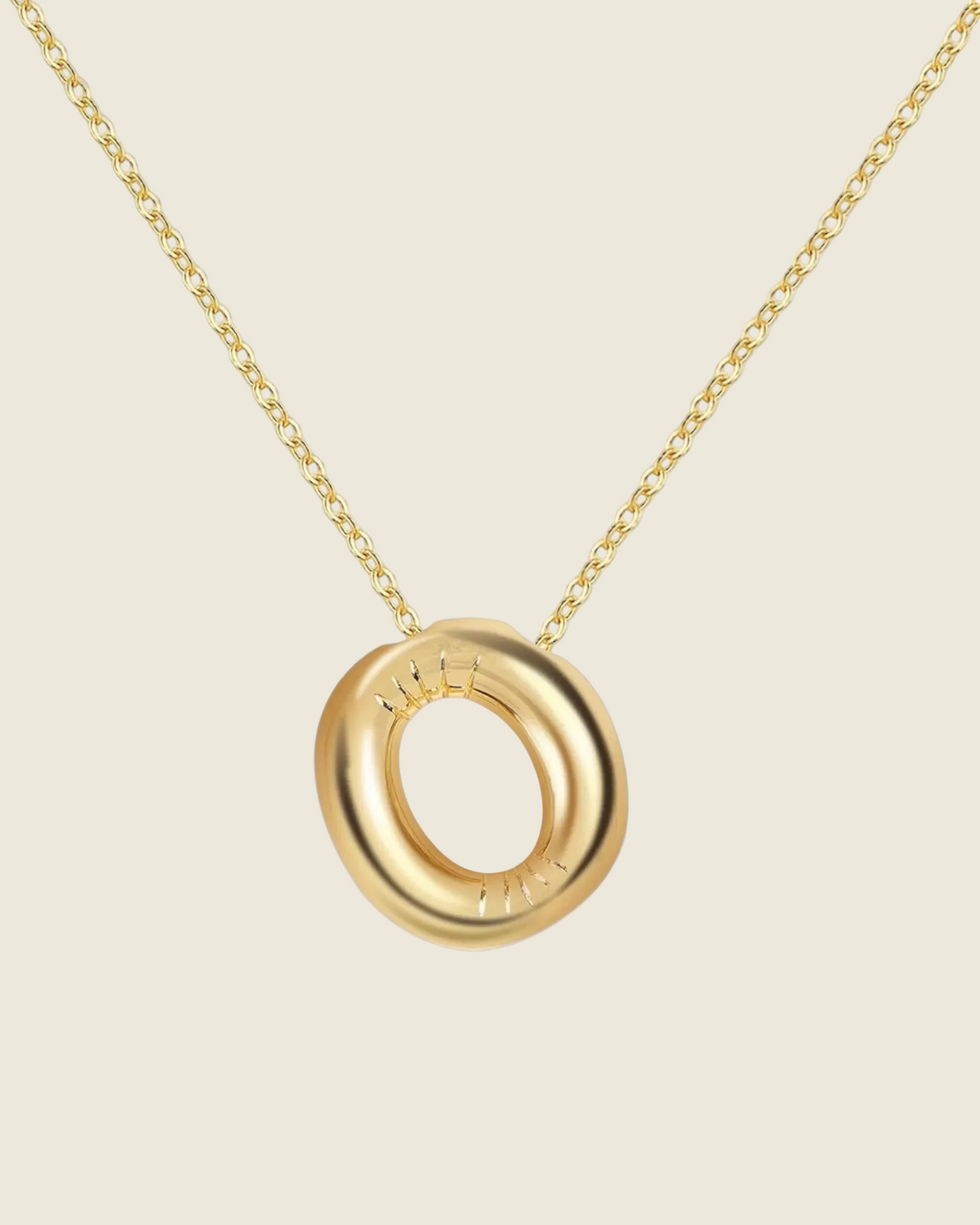Collier doré à chaîne fine avec pendentif lettre O bombé