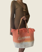Sac cabas Summer Vibes corail et écru à franges et anses beiges, porté à la main