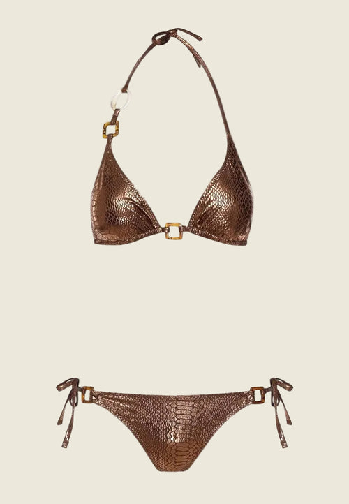 Bikini marron effet bronze à motif serpent, haut triangle et bas à nouer avec anneaux décoratifs, vus de face à plat.