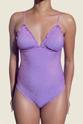 Maillot de bain une pièce lilas scintillant vu de face, avec décolleté en V et bords froncés