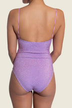Détail du tissu scintillant lilas et des fronces au décolleté du maillot une pièce