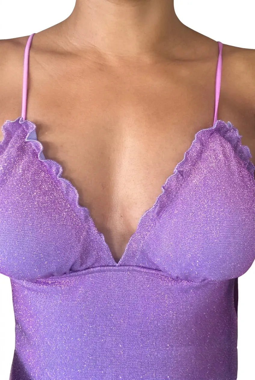 Maillot de bain une pièce lilas scintillant vu de dos, avec dos échancré et fines bretelles