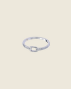 Bague fine acier inoxydable argenté sertie de zirconiums – motif boucle rectangulaire – bijou femme