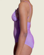 Maillot de bain une pièce lilas scintillant vu de profil, avec fines bretelles