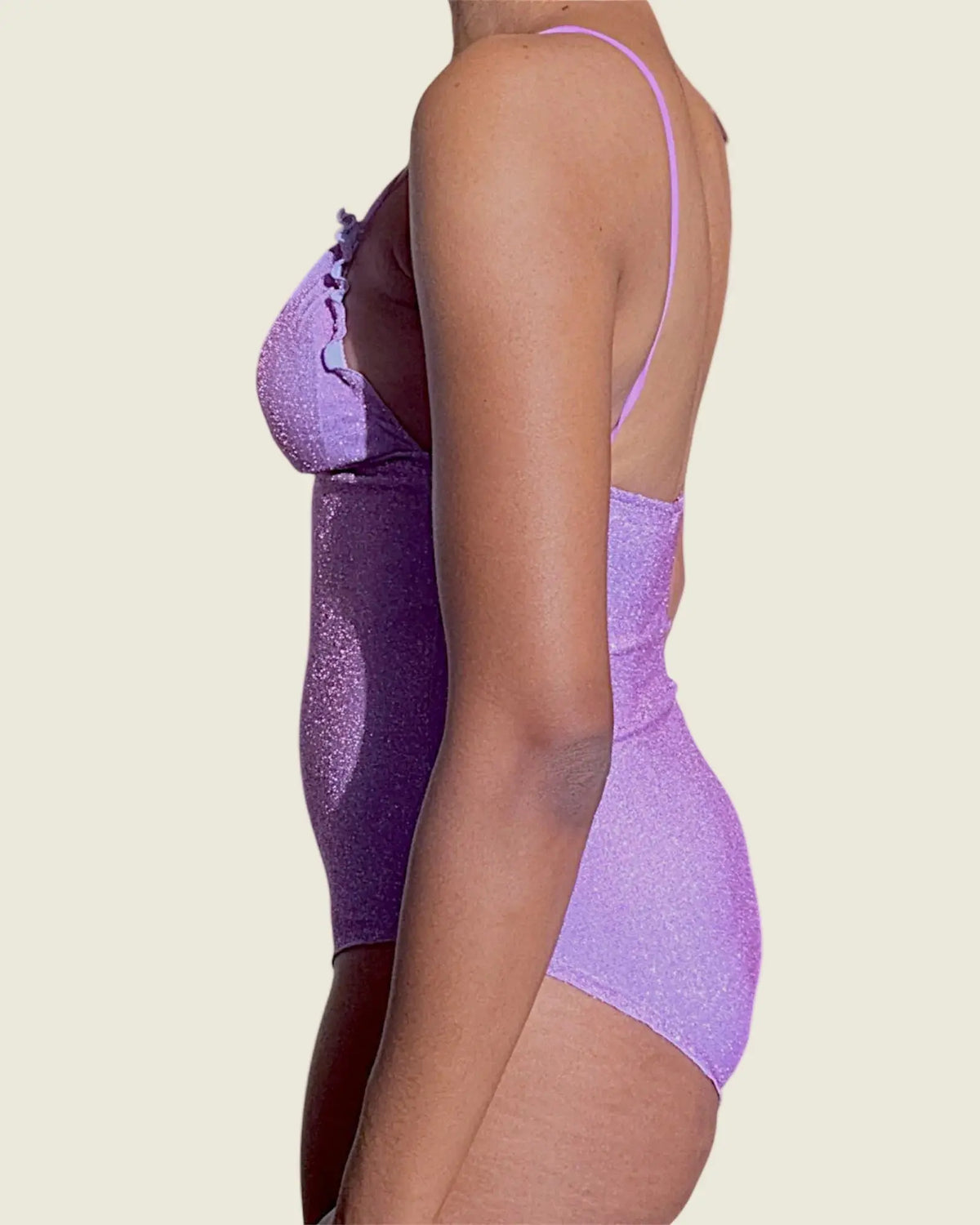 Maillot de bain une pièce lilas scintillant vu de profil, avec fines bretelles