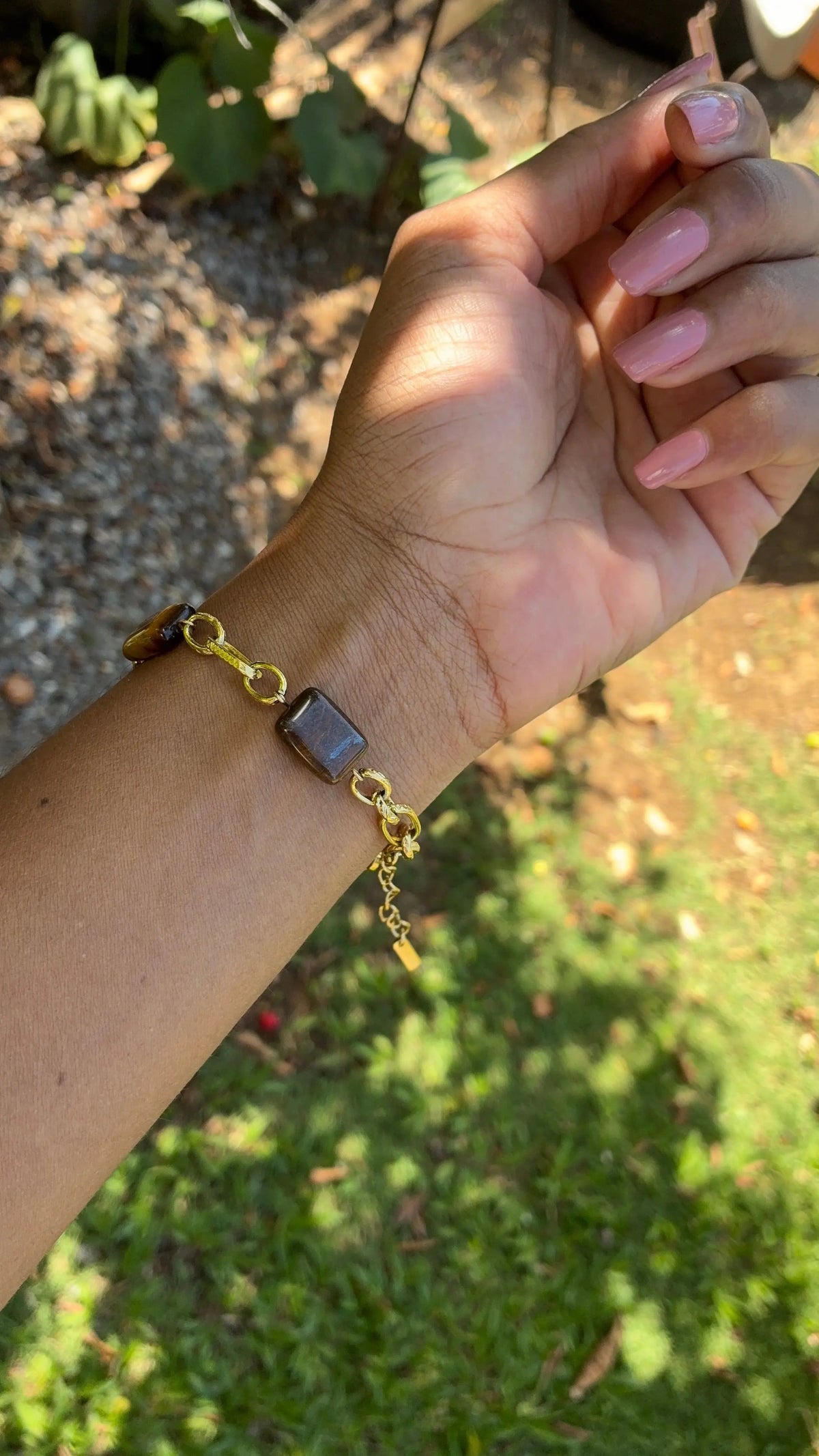 Bracelet doré • détails pierres marron