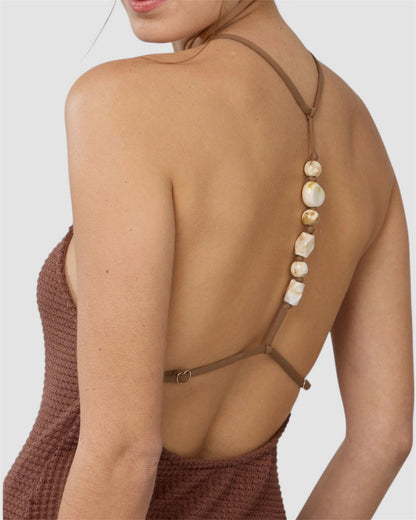 Robe de plage longue couleur marron et détails coquillages dans la bretelle du dos