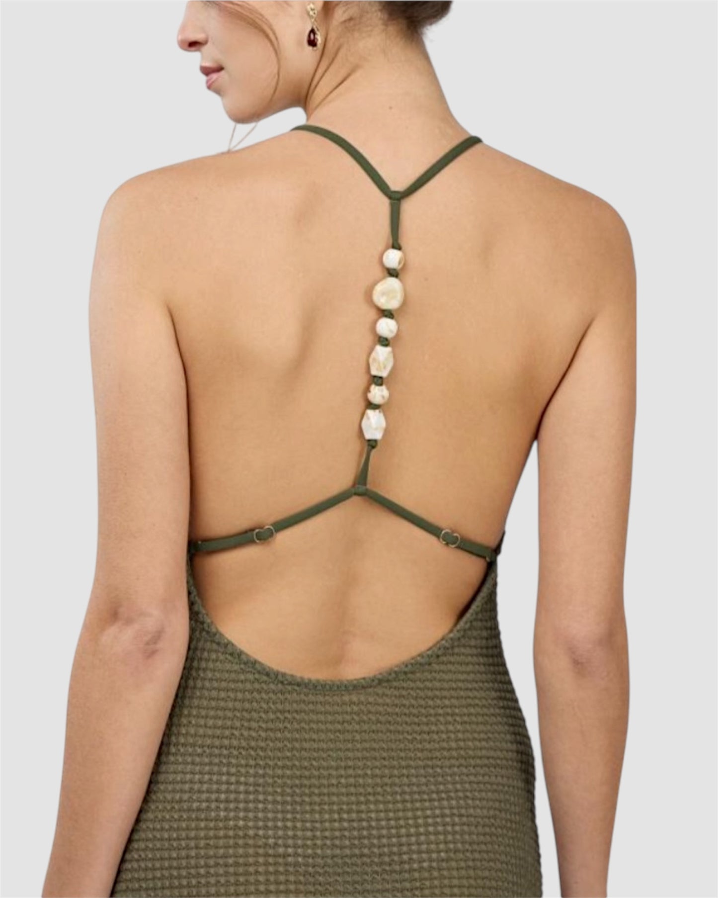 Détails coquillages du dos nu de robe de plage longue couleur vert
