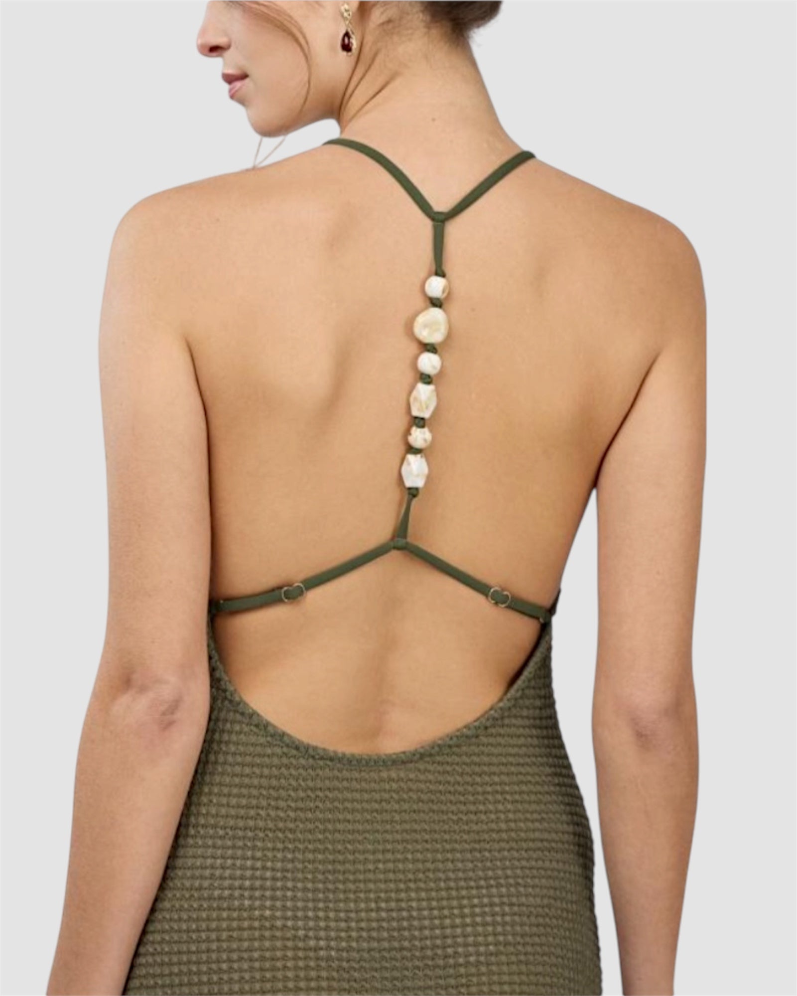 Détails coquillages du dos nu de robe de plage longue couleur vert
