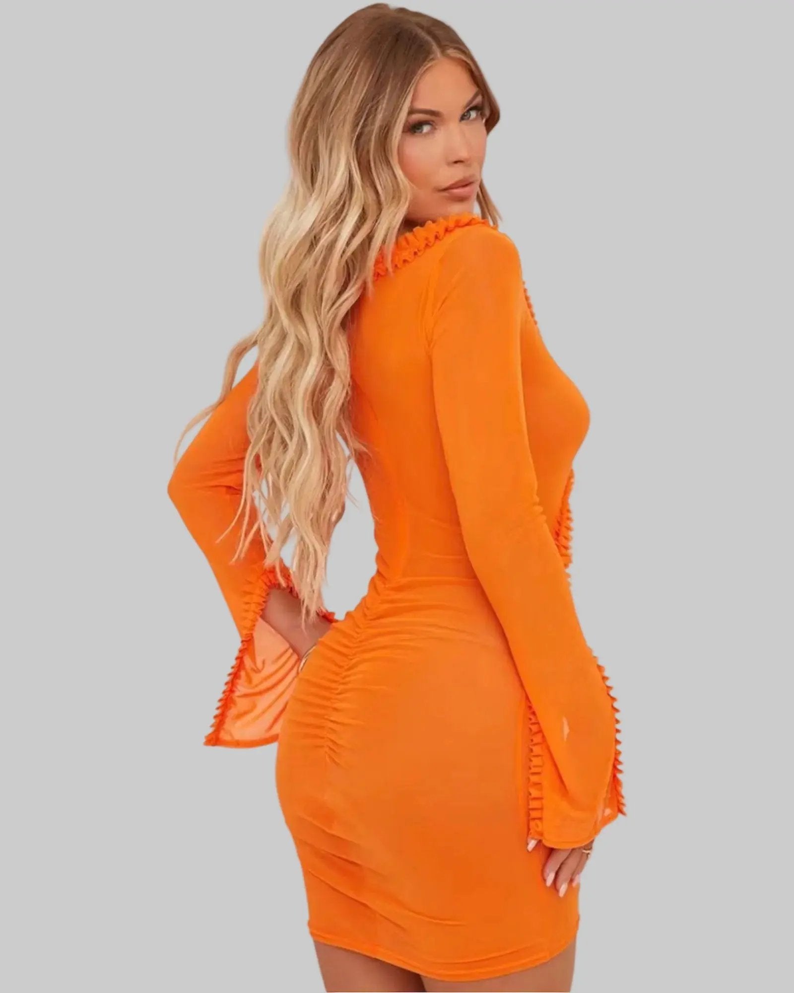 Robe Courte Orange Détails Décolleté Plongeant, Manches Longues, Volants Et Découpe Sur Le Devant