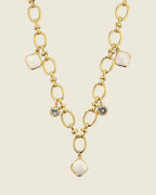 Collier chaîne dorée à grands maillons ovales avec pendentifs en pierre blanche et cristaux, et pendentif central en cabochon nacré