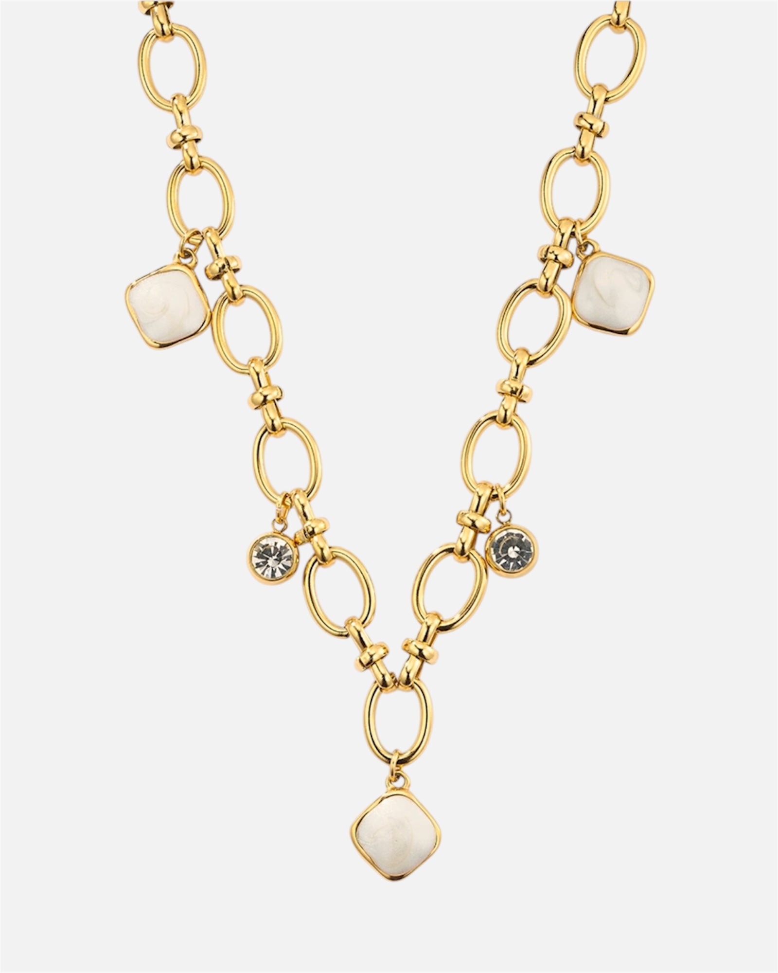 Collier doré • détails pierres blanches