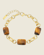 Bracelet doré chaîne à maillons avec trois perles rectangulaires en œil de tigre marron, fermoir mousqueton avec rallonge