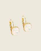 Boucles d'oreilles dormeuses dorées avec cabochon carré en nacre irisée blanc