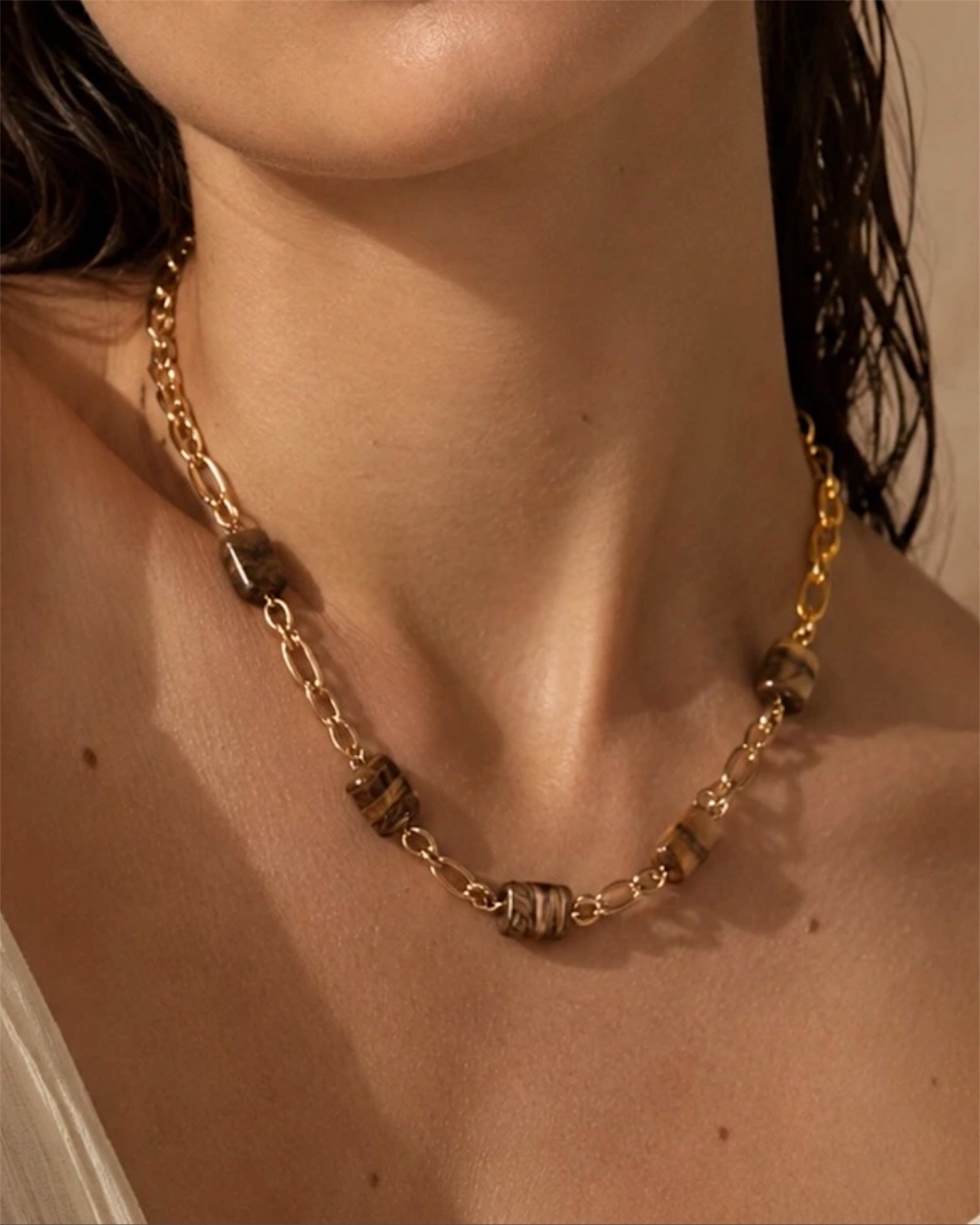 Collier doré • détails pierres marron