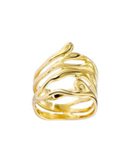 Gros plan de la bague large en acier inoxydable doré, aux lignes ondulées et ajourées, sur fond blanc