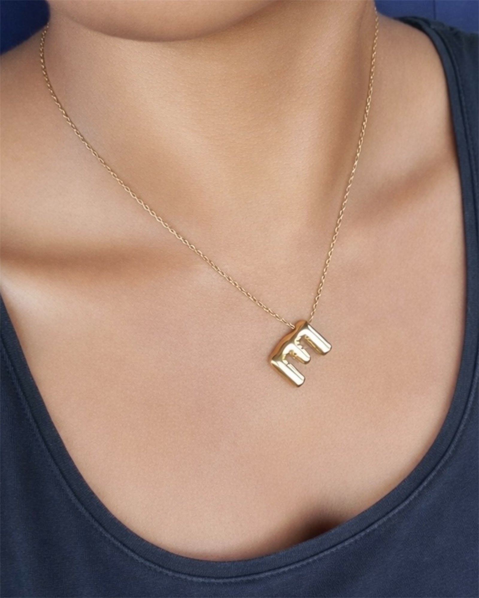 Collier lettre en acier inoxydable doré