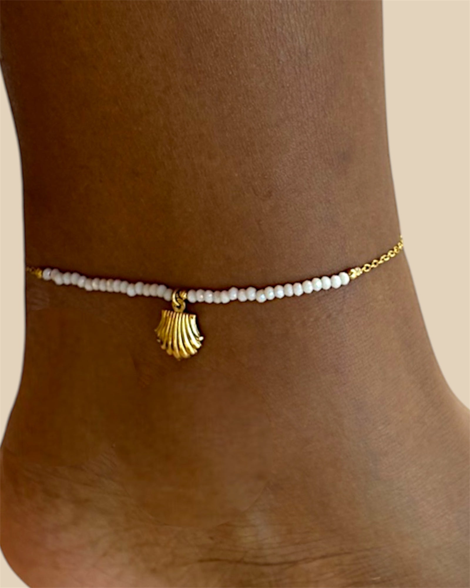 Chaîne de cheville en acier inoxydable doré avec perles et pendentifs coquillage