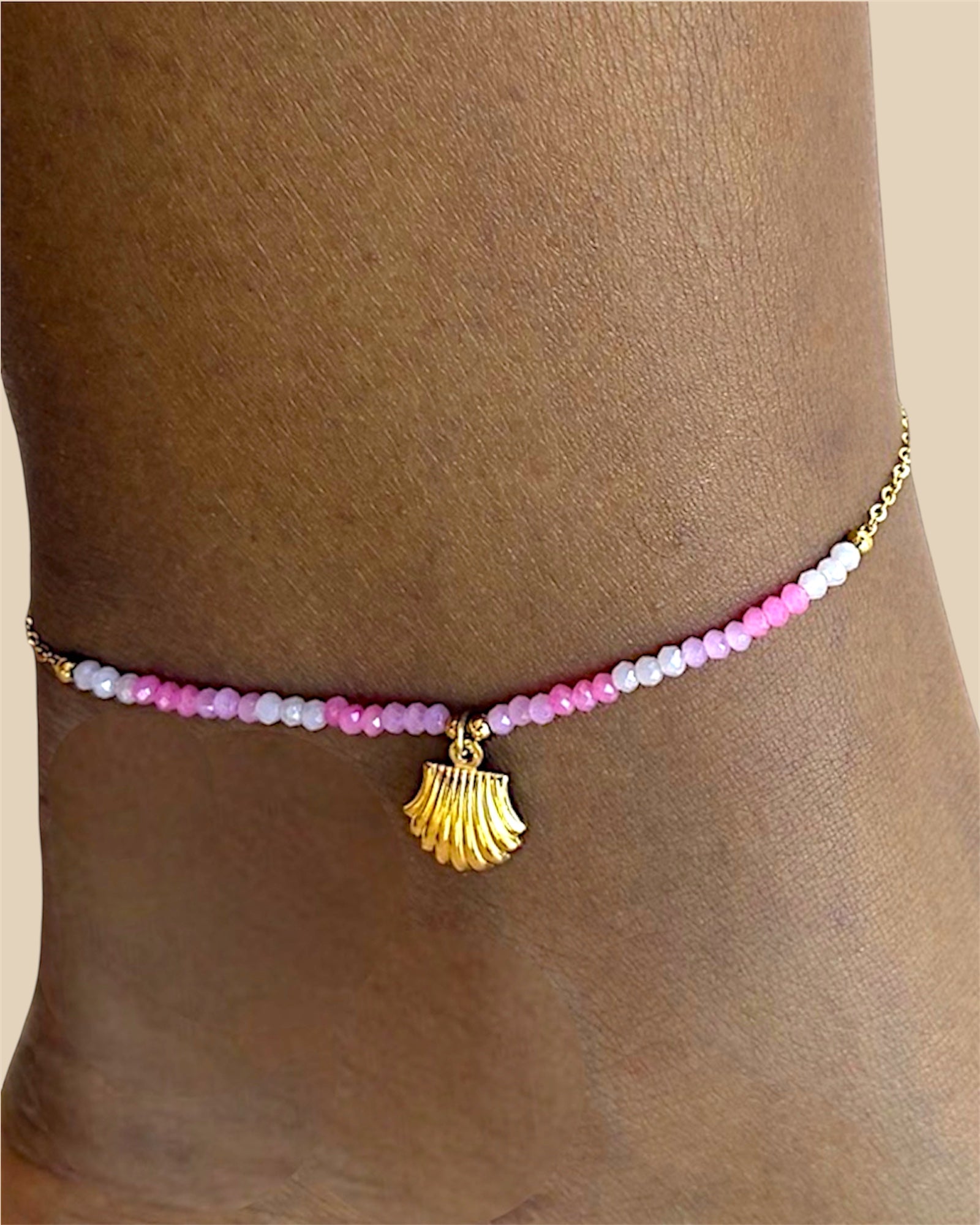 Chaîne de cheville en acier inoxydable doré avec perles et pendentifs coquillage