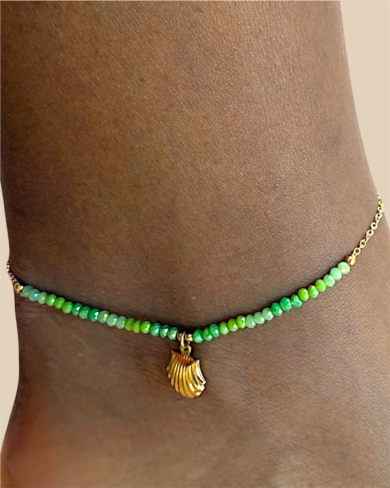 Chaîne de cheville en acier inoxydable doré avec perles et pendentifs coquillage