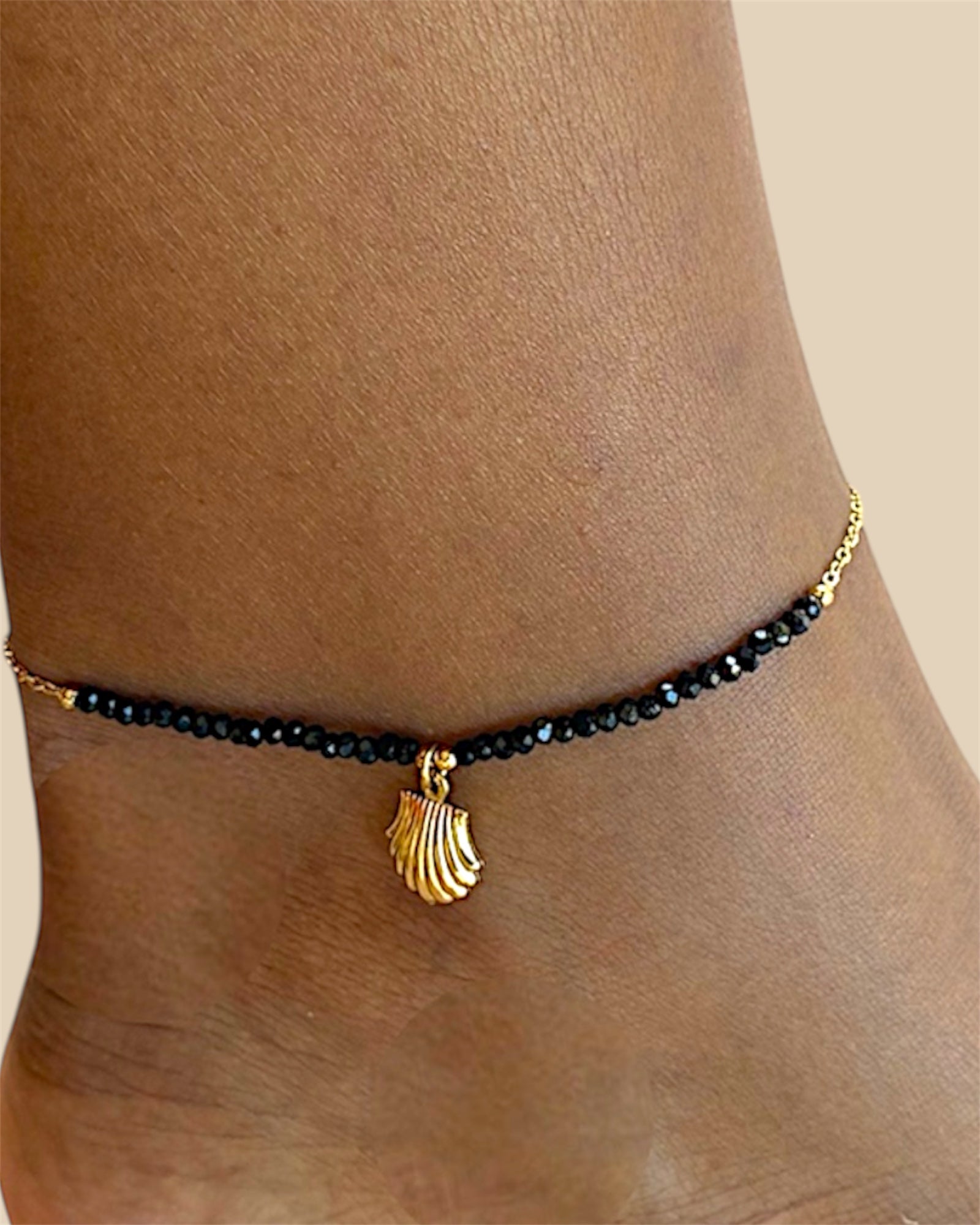 Chaîne de cheville en acier inoxydable doré avec perles et pendentifs coquillage