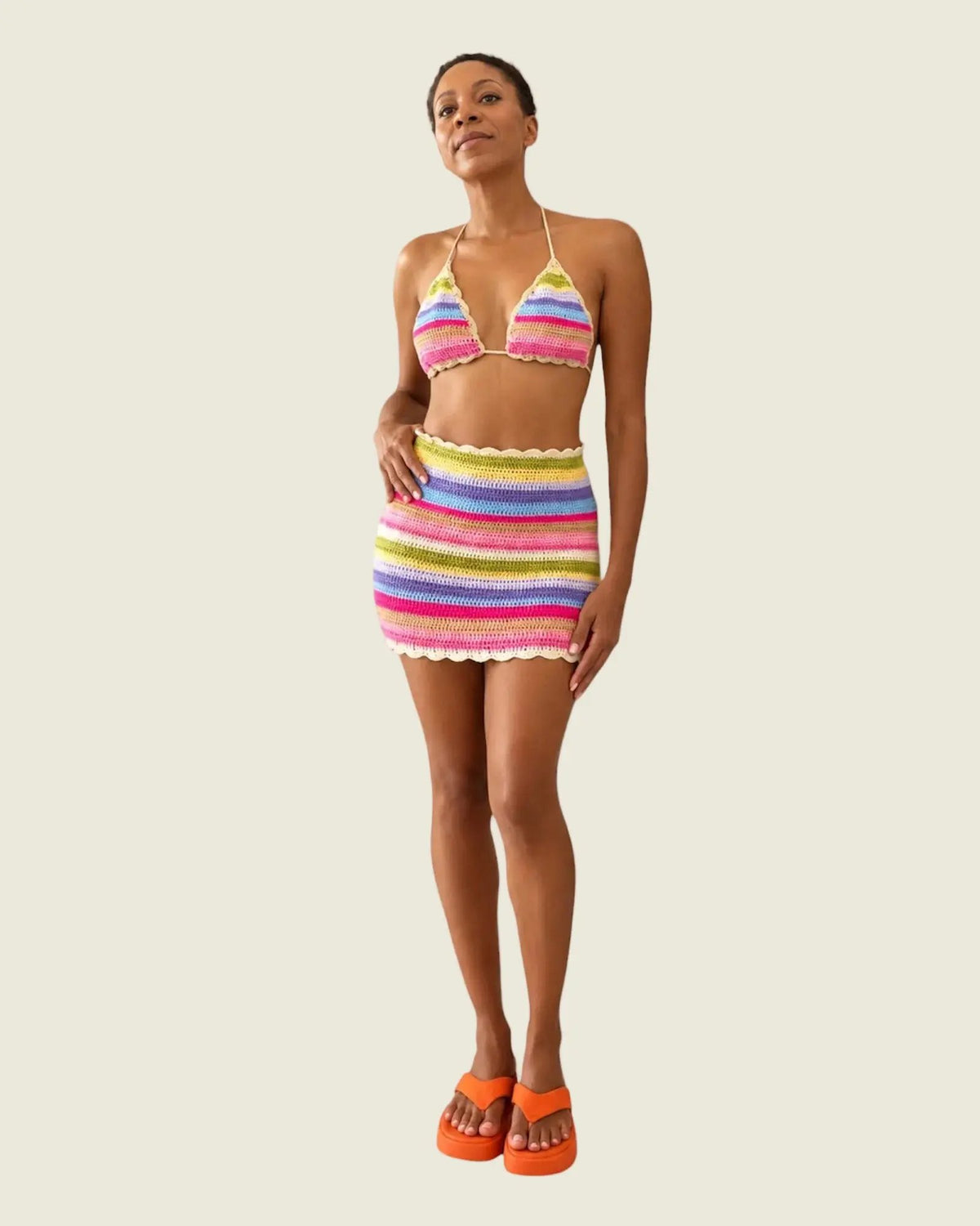Ensemble crochet multicolore jupe courte et bikini triangle rayures, tenue de plage été