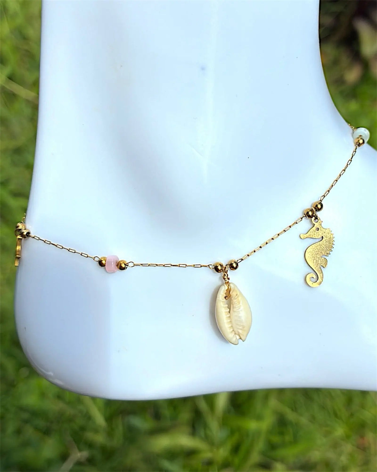 Chaîne de cheville dorée en acier inoxydable avec coquillages, perles et pendentif hippocampe