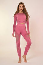 Ensemble de sport rose vu de face, avec legging taille haute et top court à manches longues