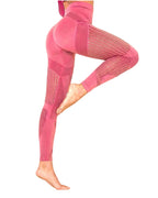 Vue rapprochée du legging rose taille haute, avec empiècements texturés et jambe pliée