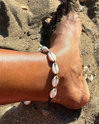 Bracelet de cheville réglable fait en coquillages CAURI cordon blanc
