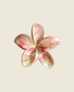 Pince cheveux fleur tiaré marbrée rose nacré résine brillante 8cm