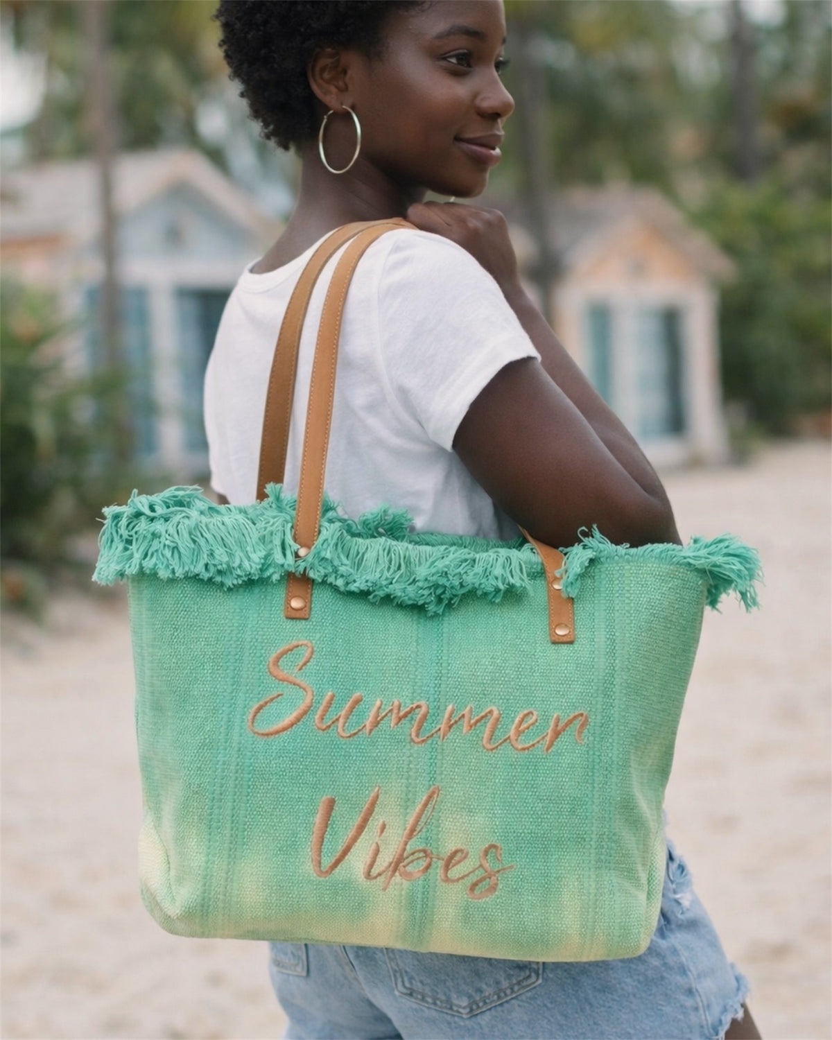 Femme portant sac cabas vert menthe Summer Vibes à la plage