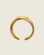 Bague ouverte dorée acier inoxydable – vue de côté montrant l'ouverture réglable