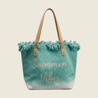 Sac cabas Summer Vibes vert dégradé à franges et anses beiges, vu de face sur fond écru
