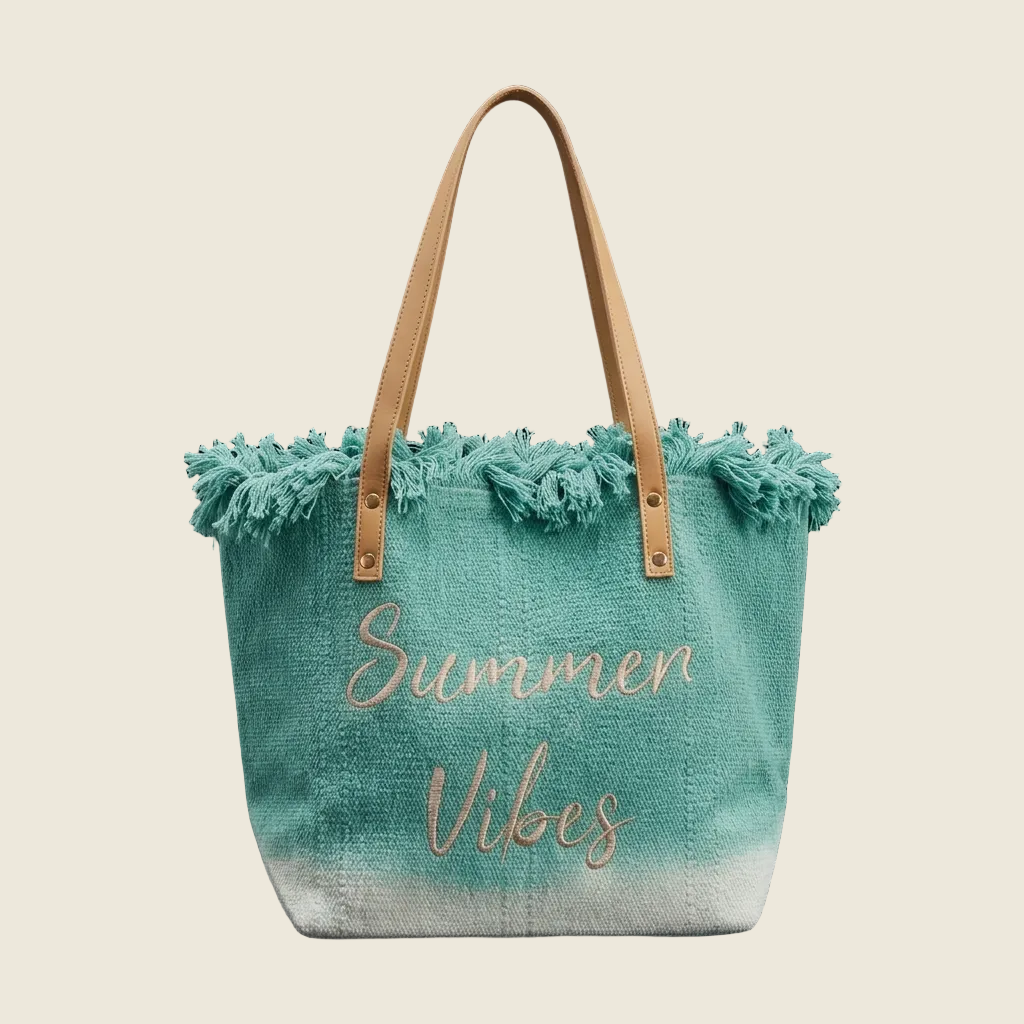 Sac cabas Summer Vibes vert dégradé à franges et anses beiges, vu de face sur fond écru