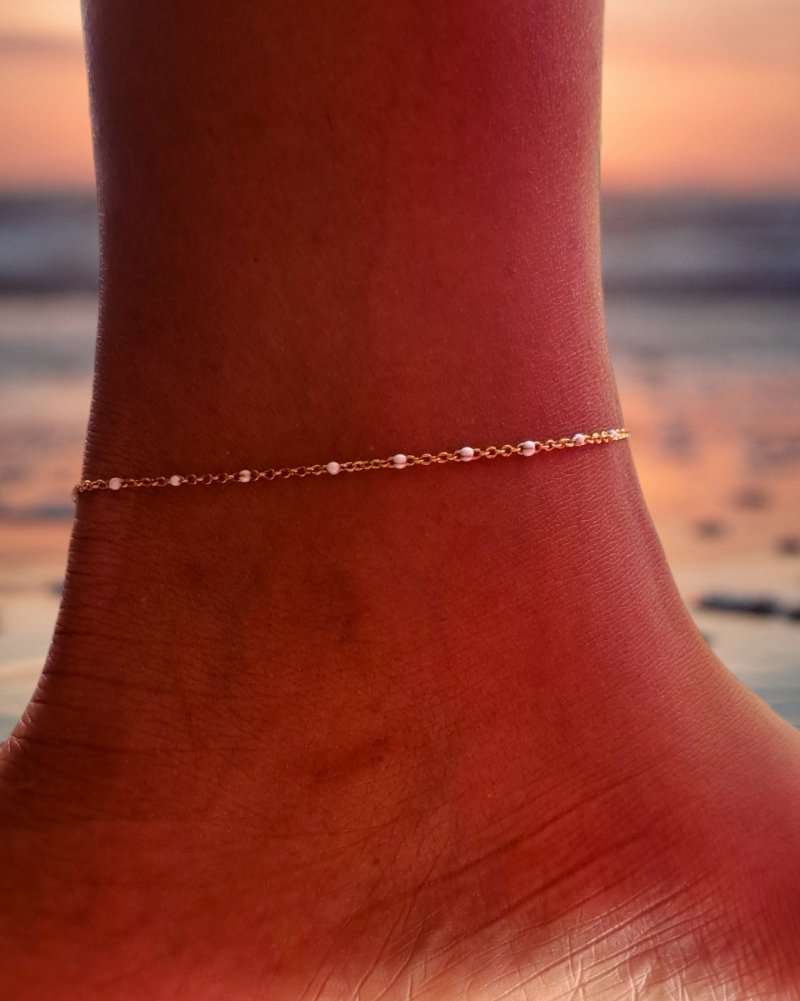 chaine de cheville en acier inoxydable doré et perles epoxy blanc