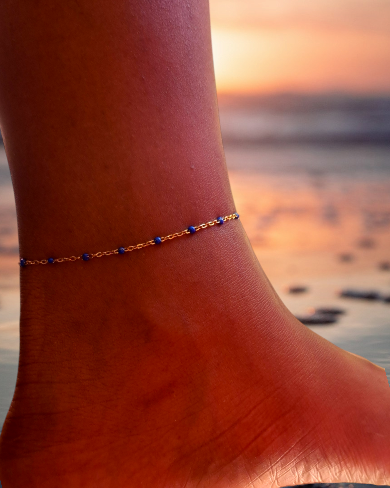 chaine de cheville en acier inoxydable doré et perles epoxy bleu foncé