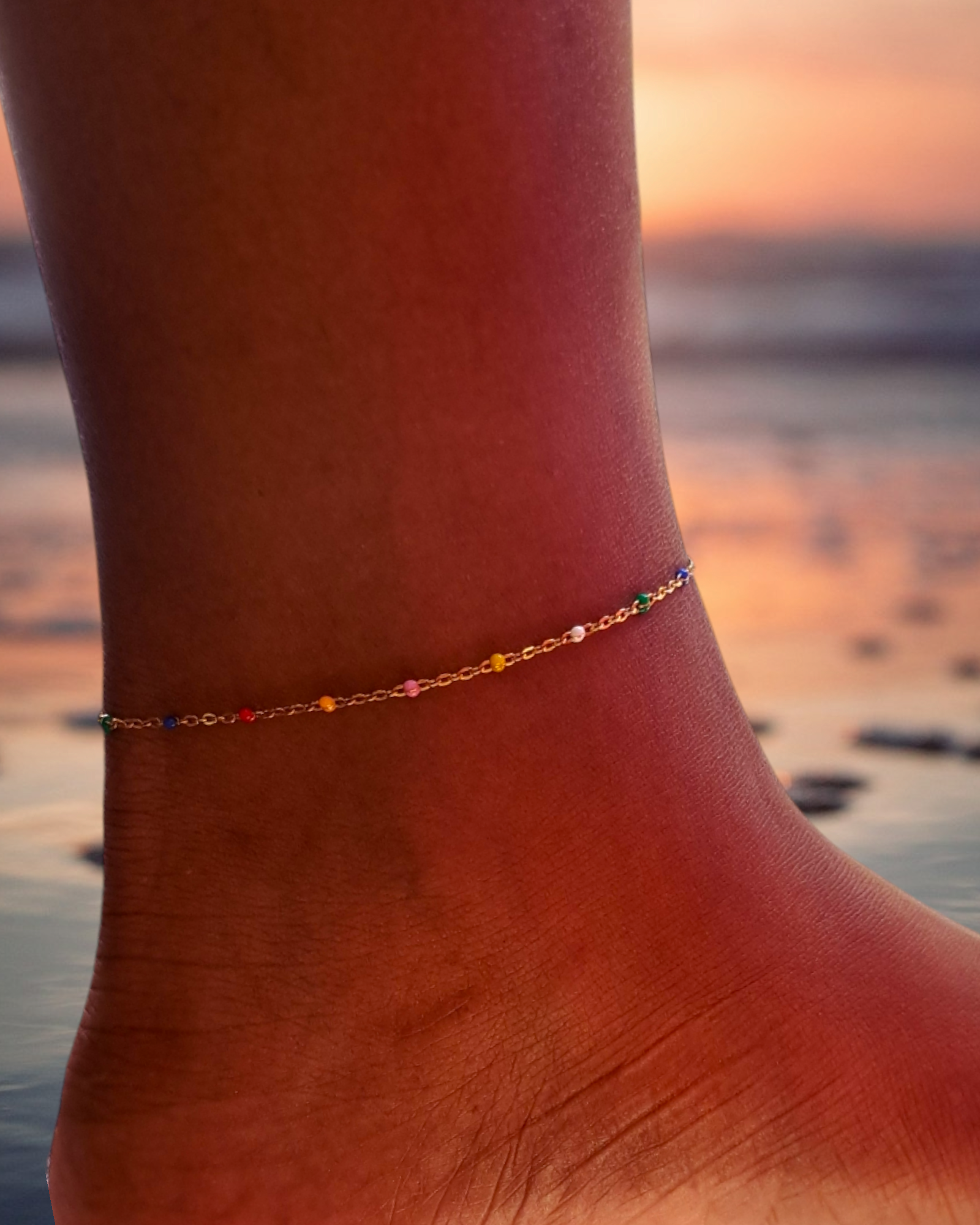 chaine de cheville en acier inoxydable doré et perles epoxy multicolore