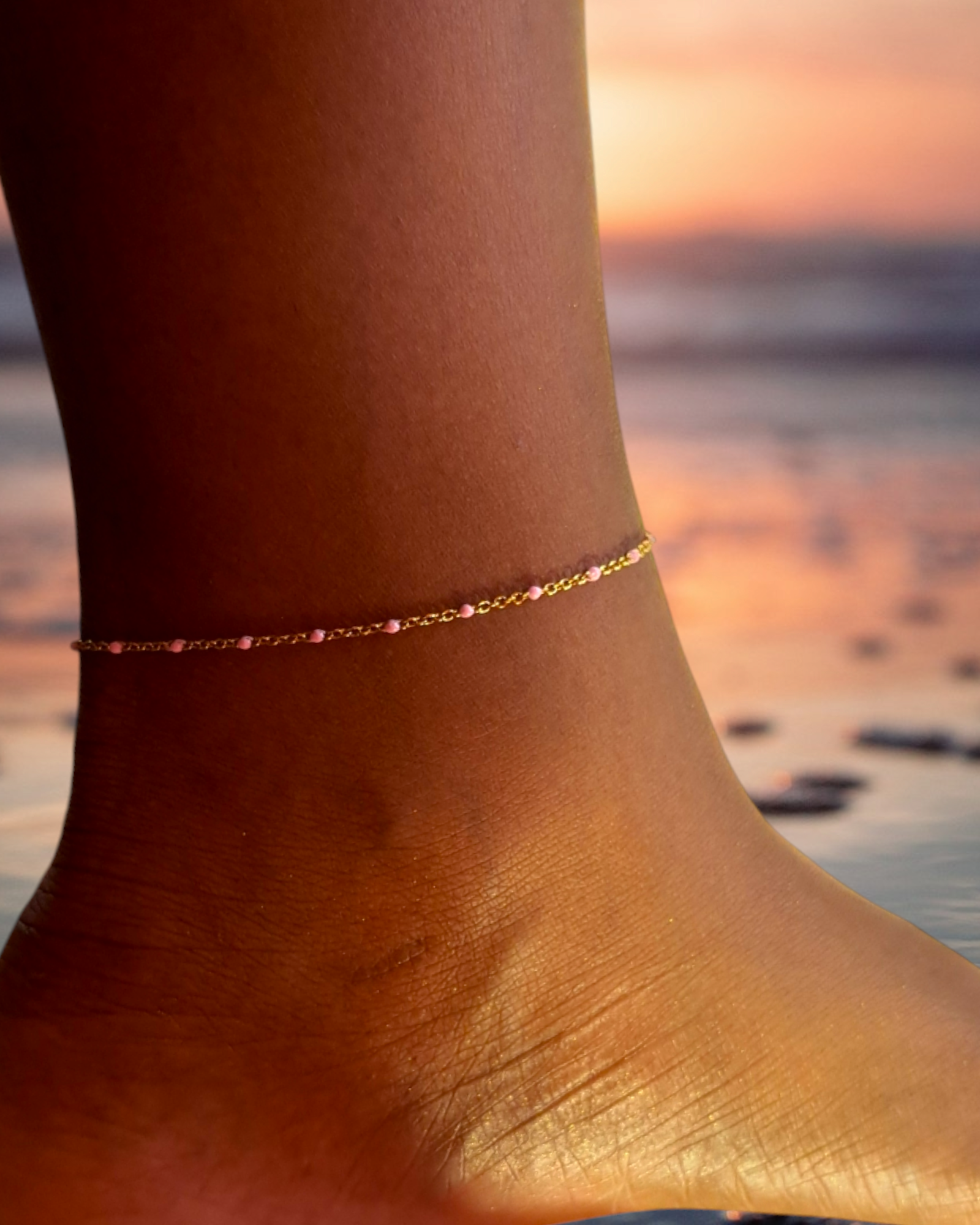 chaine de cheville en acier inoxydable doré et perles epoxy rose pale