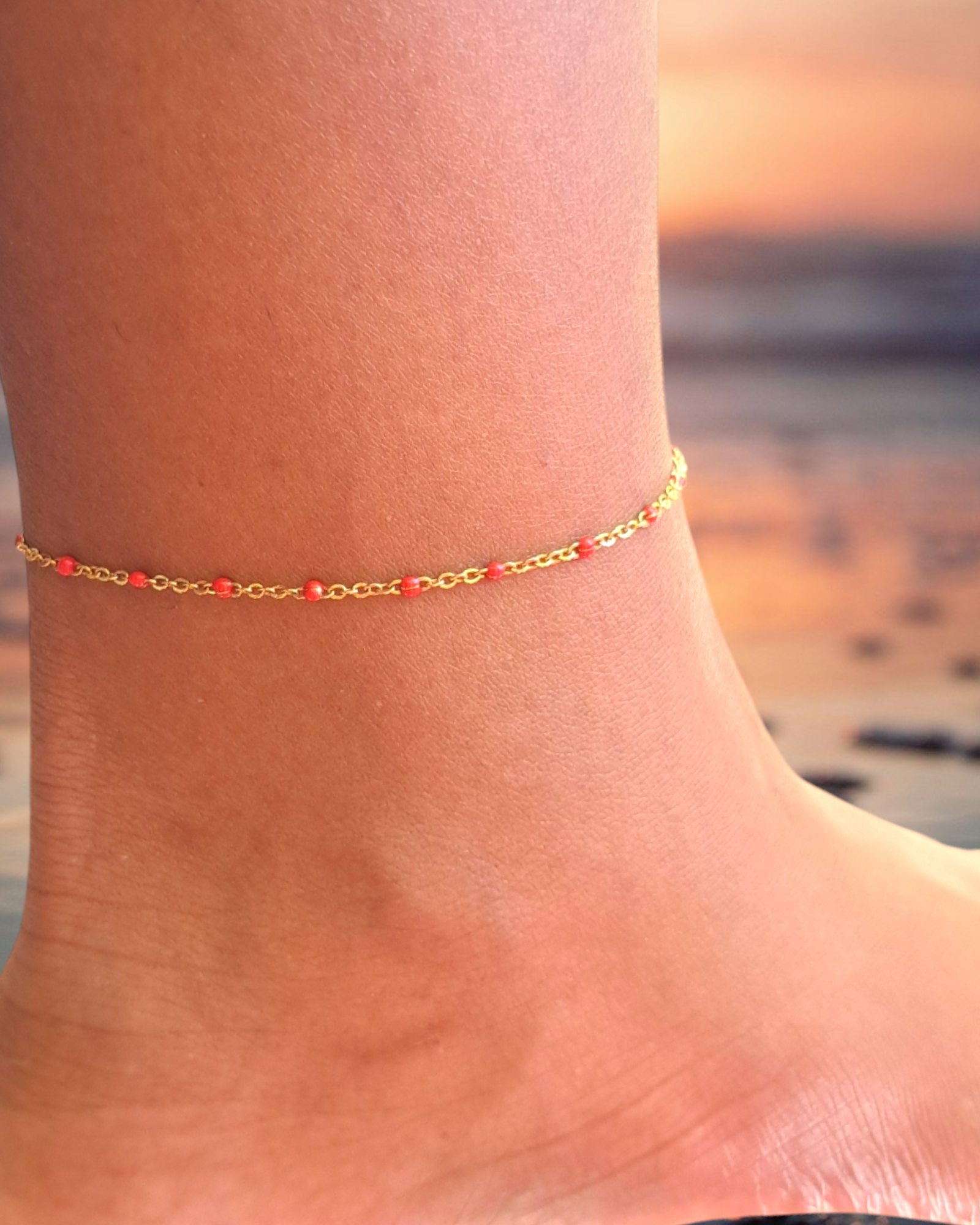 chaine de cheville en acier inoxydable doré et perles epoxy rouge