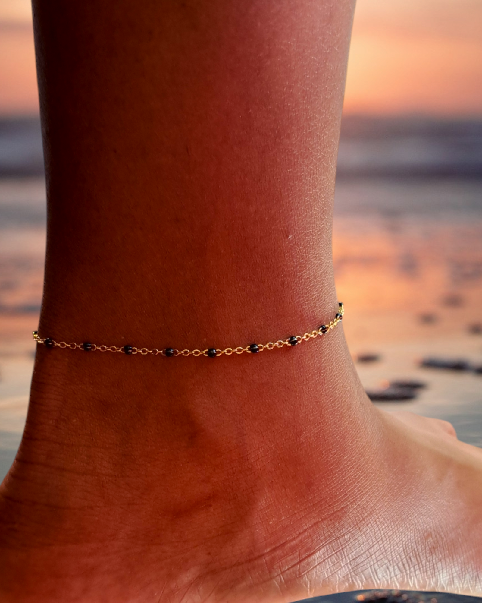chaine de cheville en acier inoxydable doré et perles epoxy noir